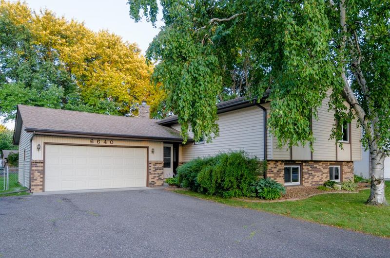6640 Hillsboro Ave N, Brooklyn Park, MN 55428