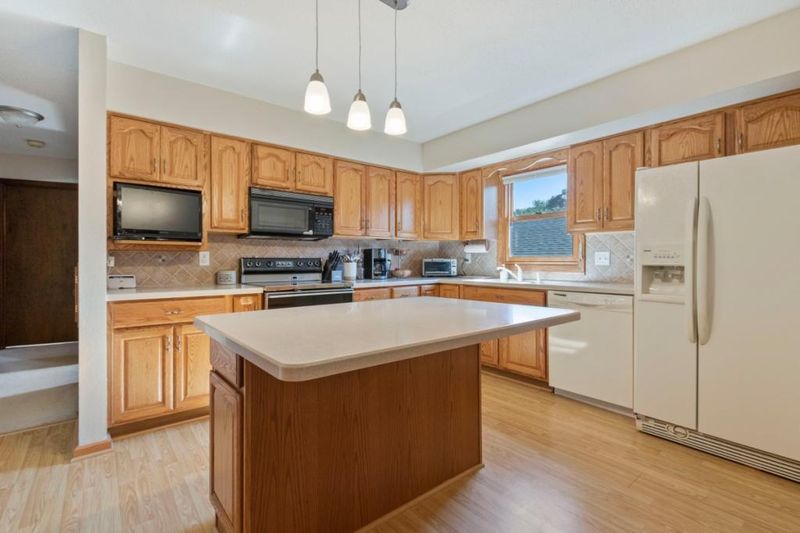 541 8th St NW, Elk River, MN 55330