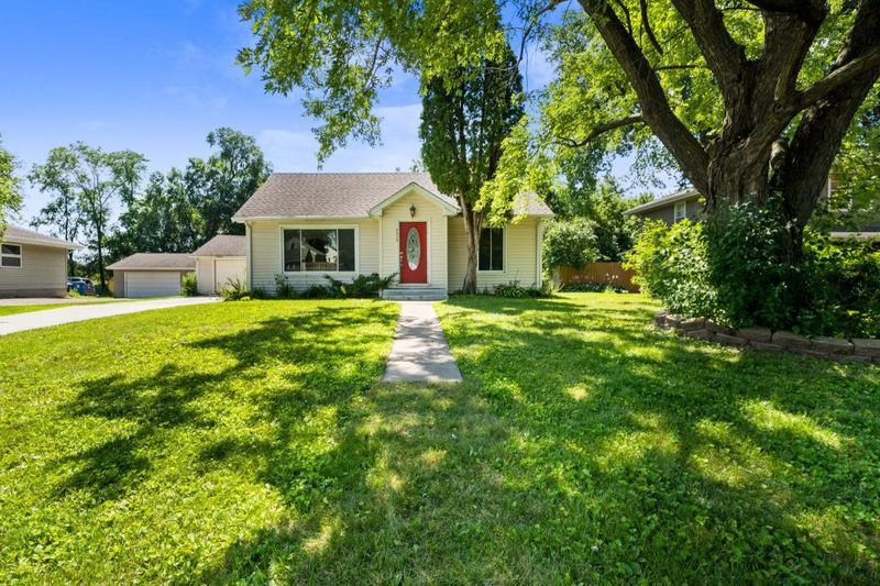 8909 Wally Dr, Golden Valley, MN 55427