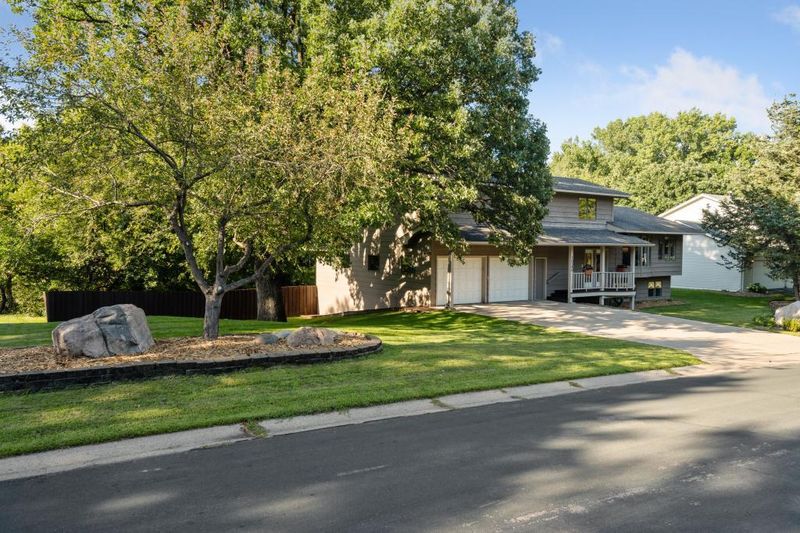 10340 Nottingham Trl, Eden Prairie, MN 55347