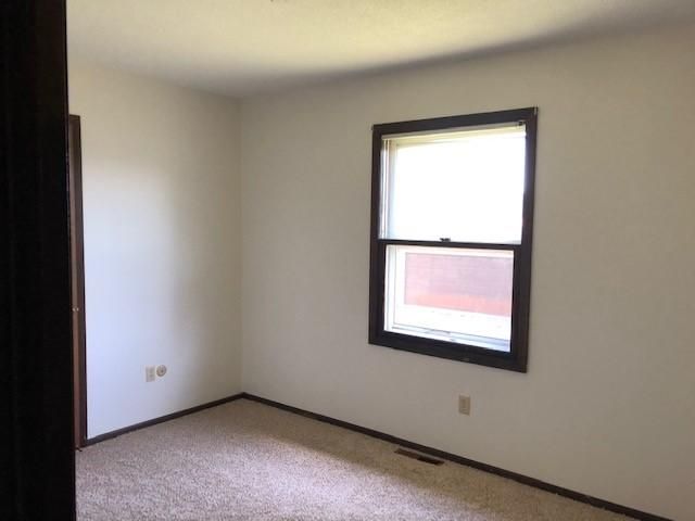 579 Guthrie Ave N, Oakdale, MN 55128