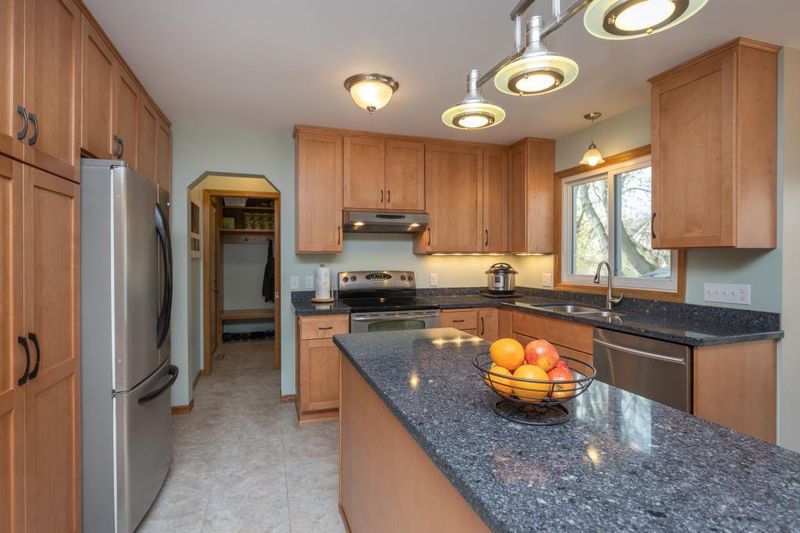 13408 Commonwealth Dr, Burnsville, MN 55337