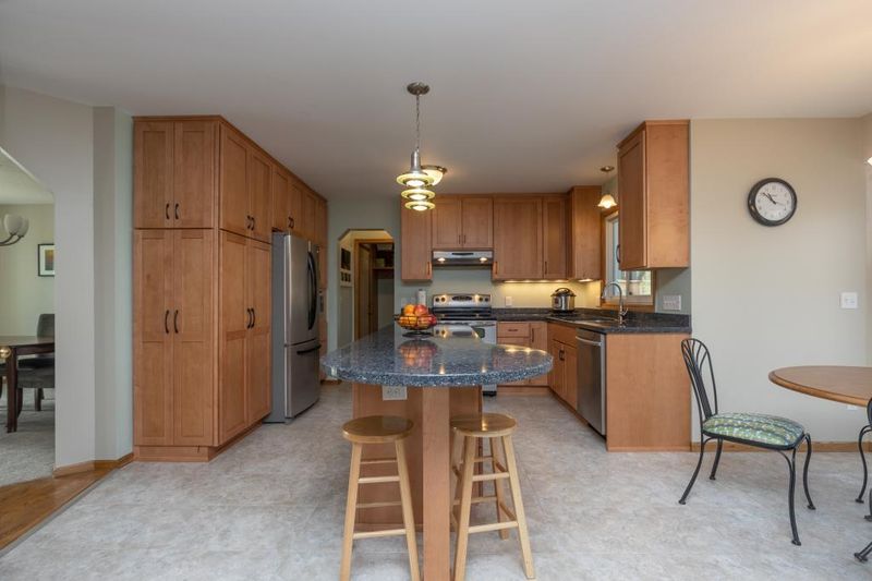 13408 Commonwealth Dr, Burnsville, MN 55337