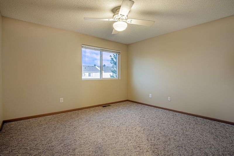 9120 Scarlet Globe Dr, Eden Prairie, MN 55347