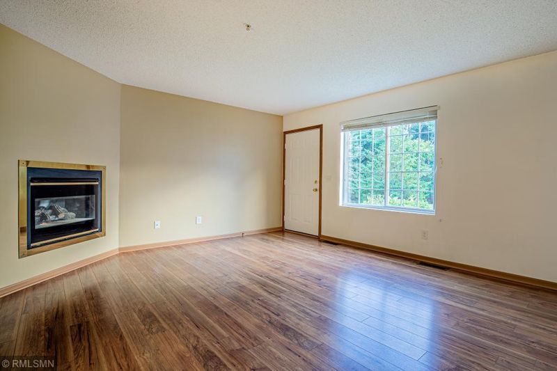 9120 Scarlet Globe Dr, Eden Prairie, MN 55347