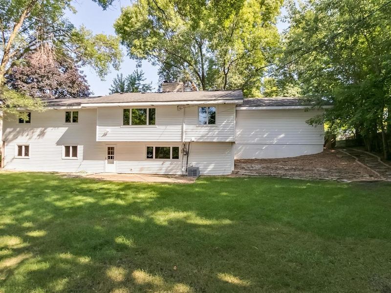 109 Heritage Cir N, Burnsville, MN 55337