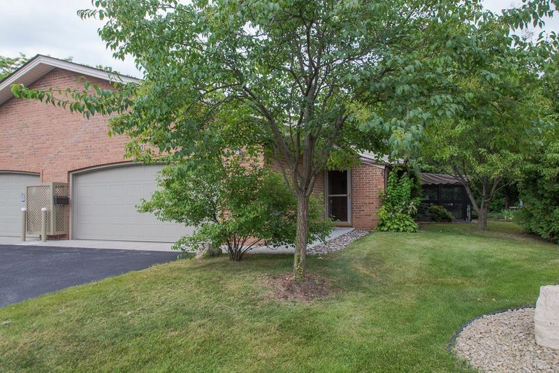 2000 Juneau Ln N, Plymouth, MN 55447