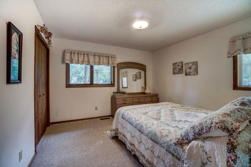 2276 Timber Trl E, Maplewood, MN 55119
