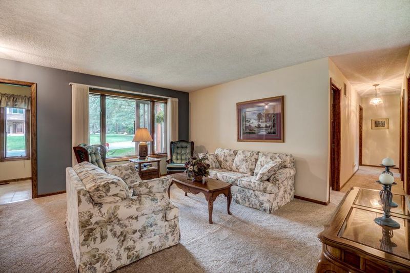 2276 Timber Trl E, Maplewood, MN 55119