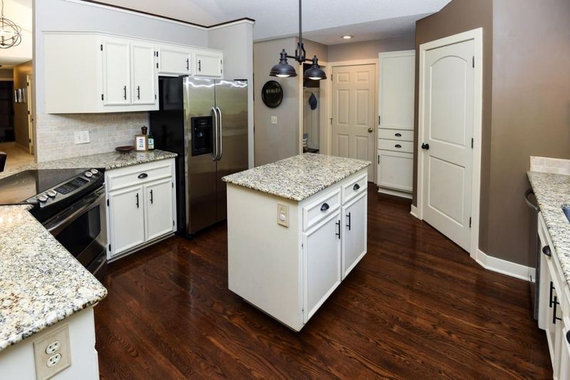 741 Ashley Dr, Chaska, MN 55318