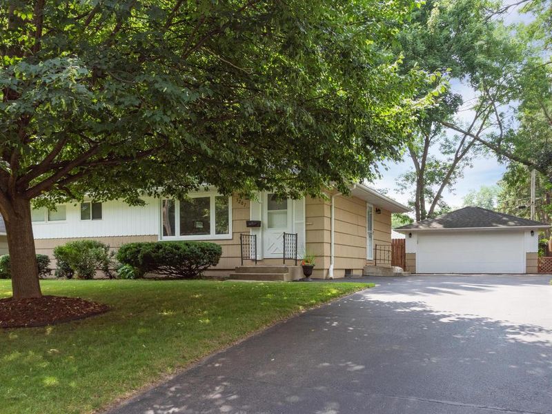 5207 Eleanor Ln, Brooklyn Center, MN 55429