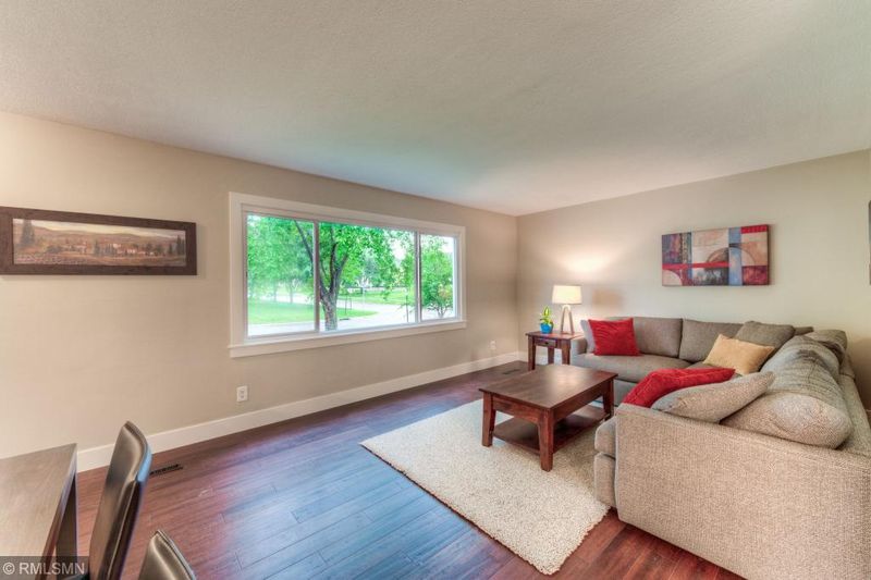 508 Lake Cove Ct, Shoreview, MN 55126