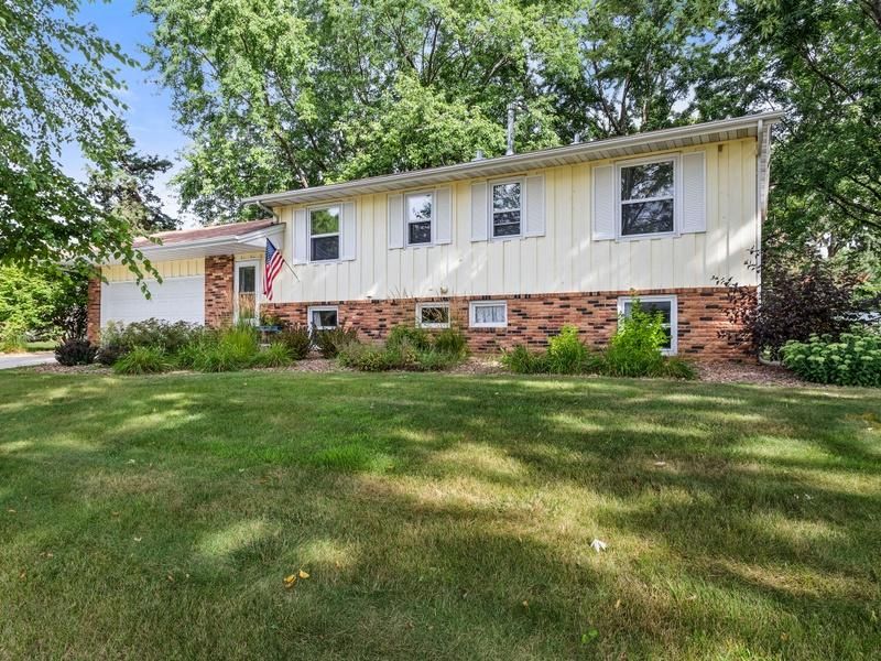 823 Whitney Dr, Apple Valley, MN 55124