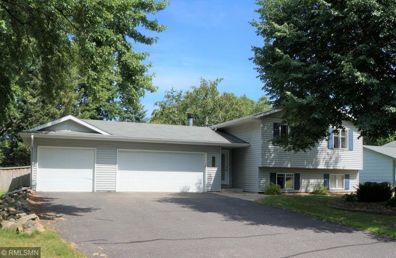 10624 Maple Valley Dr, Maple Grove, MN 55369