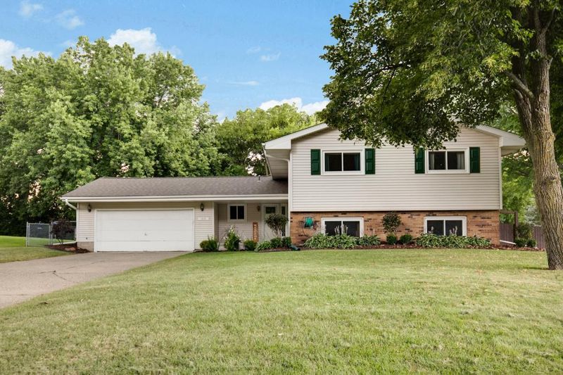 1515 Hilo Ave N, Oakdale, MN 55128