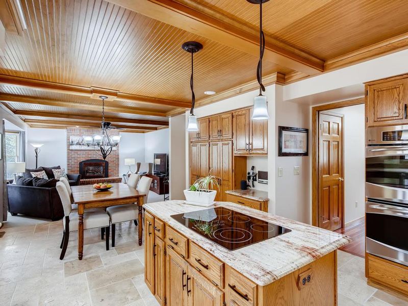 8960 Hunters Cir, Woodbury, MN 55125
