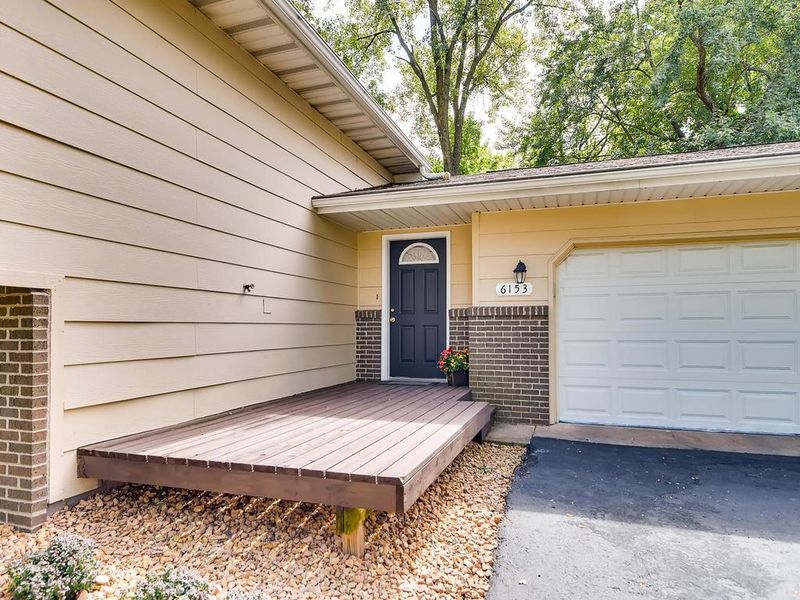 6153 46th St N, Oakdale, MN 55128