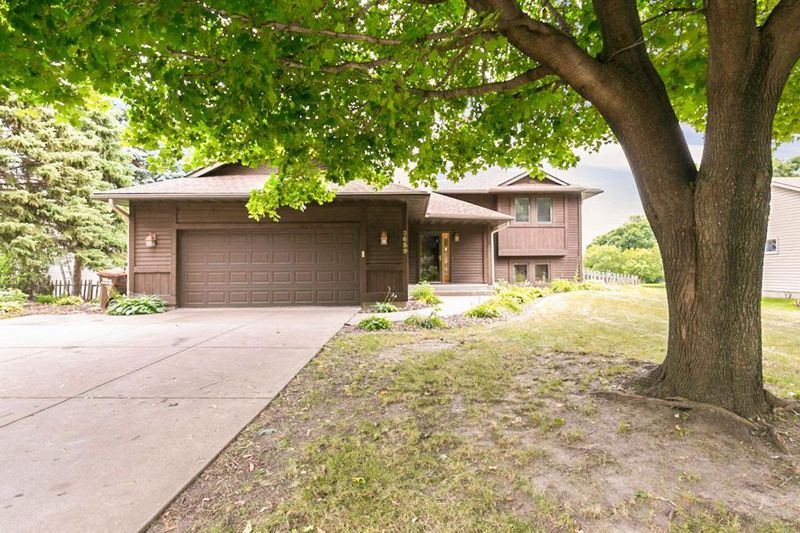 2659 Henslow Ave N, Oakdale, MN 55128
