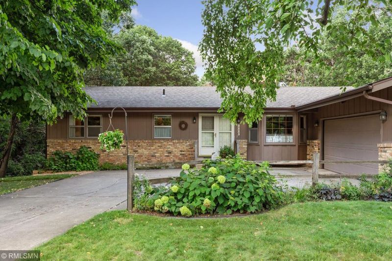 2223 Lydia Ave E, Maplewood, MN 55109