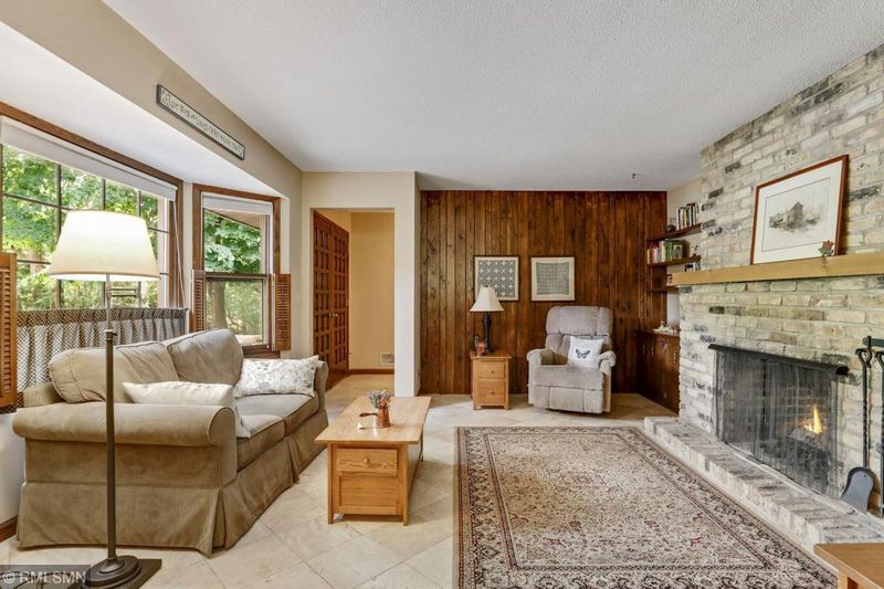 2223 Lydia Ave E, Maplewood, MN 55109