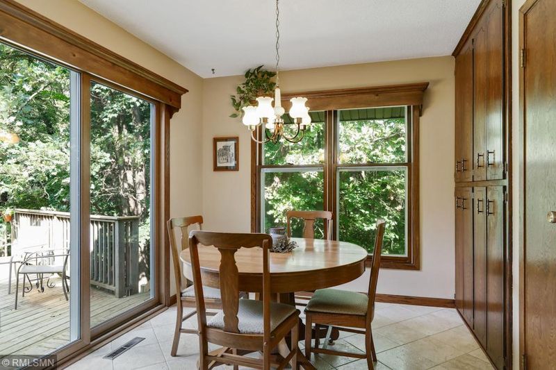 2223 Lydia Ave E, Maplewood, MN 55109