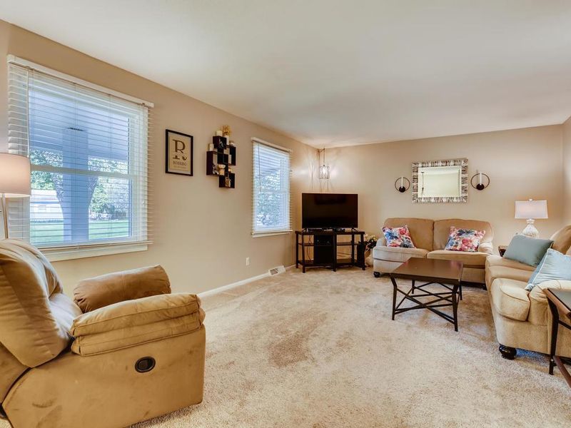 121 Beaumont Ct, Apple Valley, MN 55124