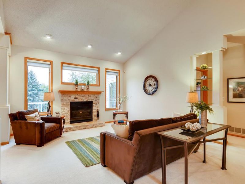 1153 Ridge Bluff Ct, Chaska, MN 55318