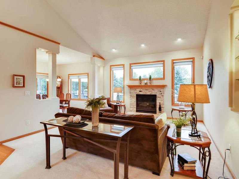 1153 Ridge Bluff Ct, Chaska, MN 55318