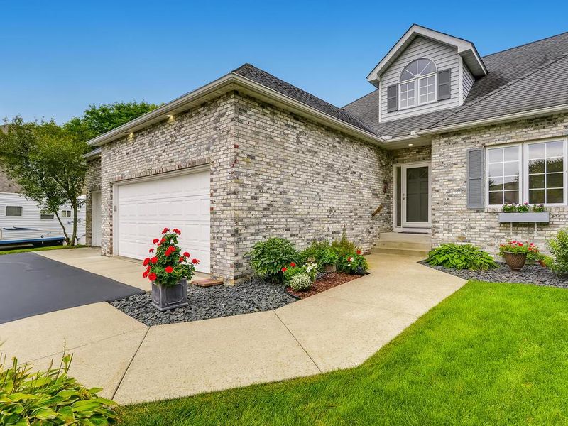 1153 Ridge Bluff Ct, Chaska, MN 55318
