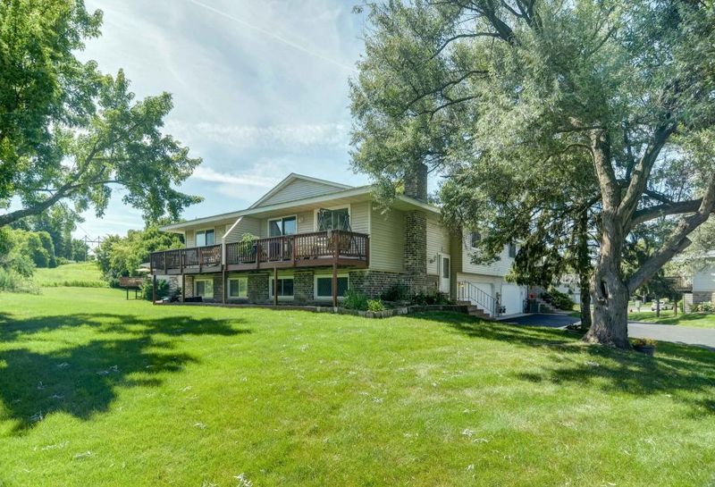 1422 Oak Leaf Ln, Burnsville, MN 55337