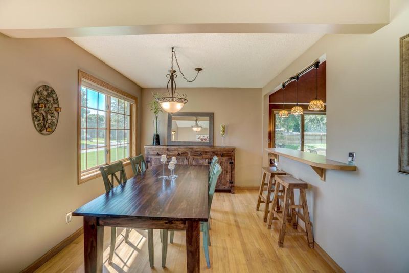 2250 Oak Glen Dr, Stillwater, MN 55082