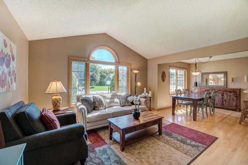 2250 Oak Glen Dr, Stillwater, MN 55082