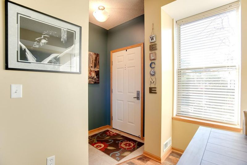 150 E Burnsville Pw #112, Burnsville, MN 55337