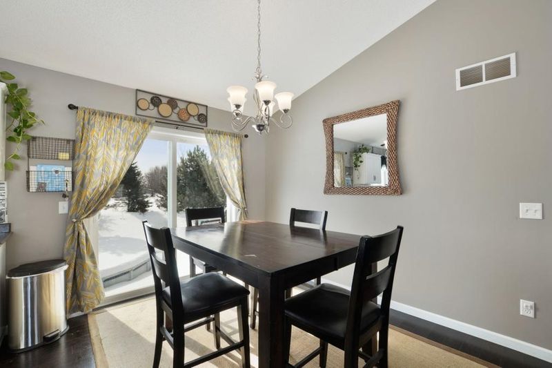 8577 Woodridge Trl, Chisago City, MN 55013