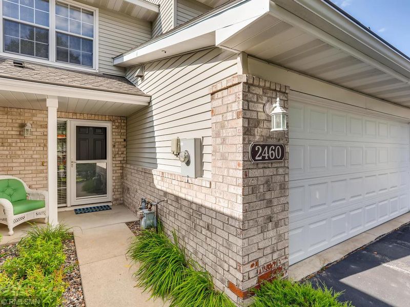 2460 Autumn Ridge Ct, Chanhassen, MN 55317
