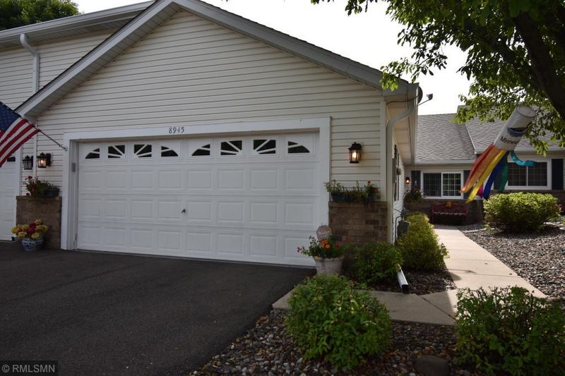 8945 Thomas Dr, Woodbury, MN 55125