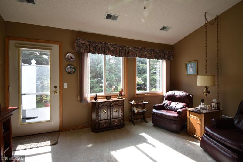 8945 Thomas Dr, Woodbury, MN 55125