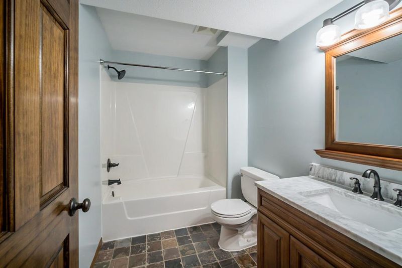 9954 77th St S, Cottage Grove, MN 55016