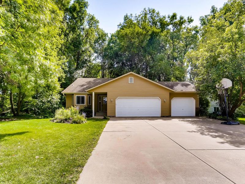 1784 Steven Ln, Hugo, MN 55038