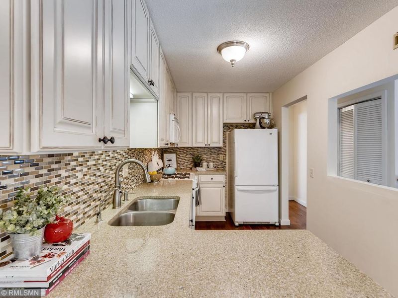 1417 Oak Leaf Ln, Burnsville, MN 55337
