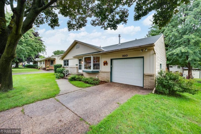 910 Logan Ln, South Saint Paul, MN 55075