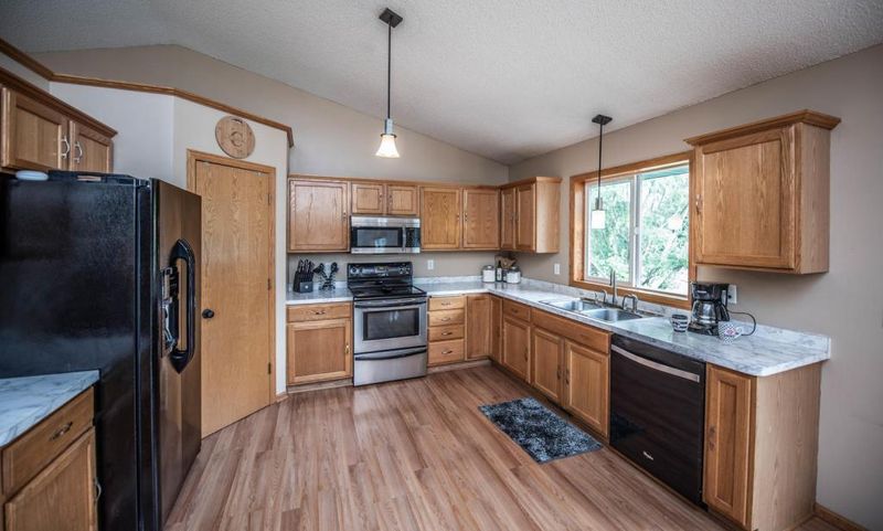 7452 Thorn Hill Ln, Savage, MN 55378