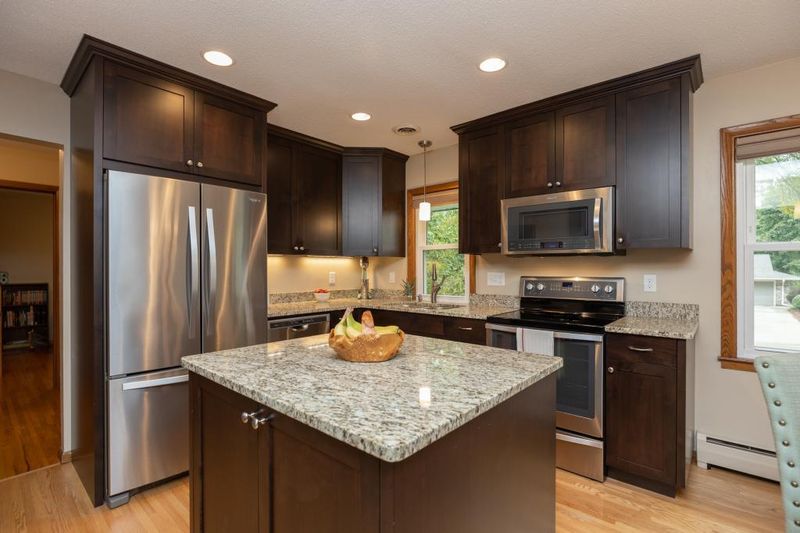 205 Ridgeview Dr, Apple Valley, MN 55124