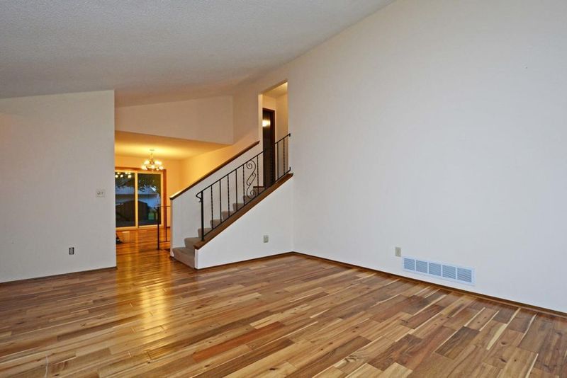2496 Galtier Cir, Roseville, MN 55113