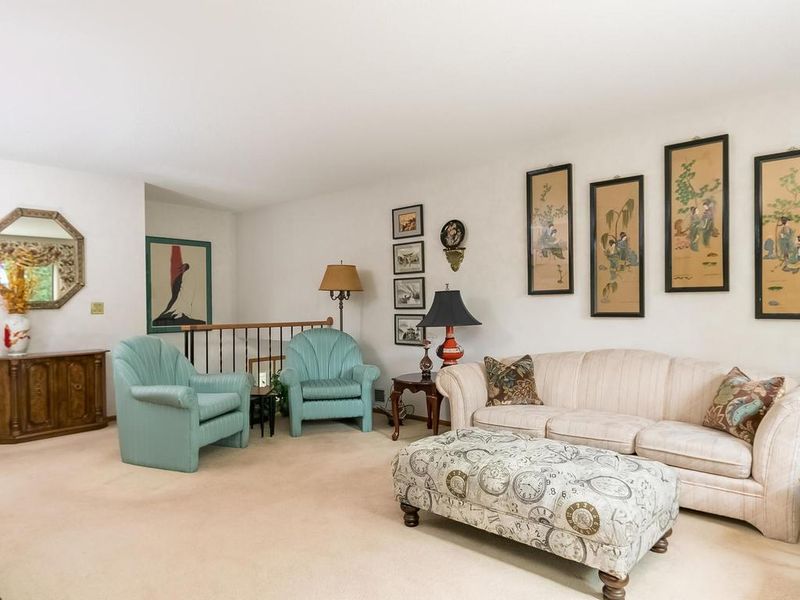 12094 Chesholm Ln, Eden Prairie, MN 55347