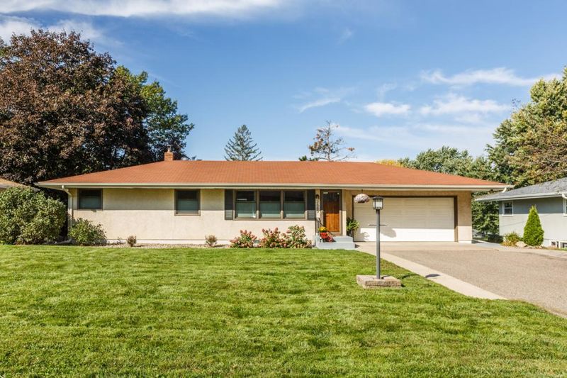 2689 Farrington St, Roseville, MN 55113