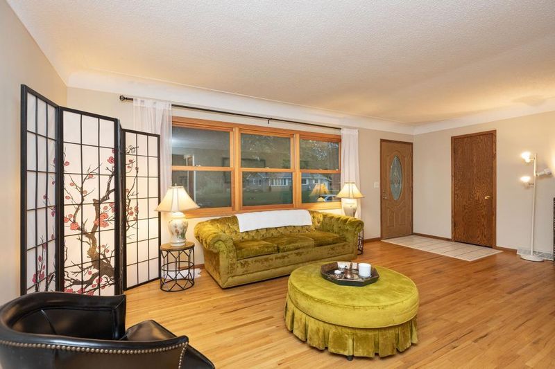 2717 Sunset Ln, Burnsville, MN 55337