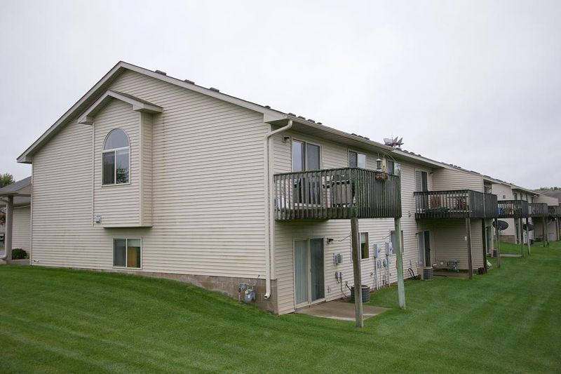 1005 Honeysuckle Ln SE, Cambridge, MN 55008