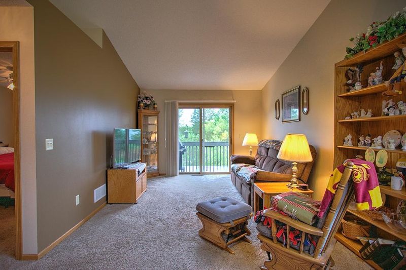 1005 Honeysuckle Ln SE, Cambridge, MN 55008