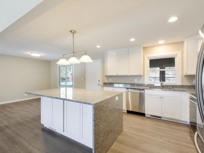 13641 E Wellington Crescent, Burnsville, MN 55337